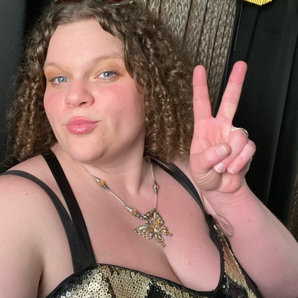 Meet your Posher, Robin M. Milligan. Artist, adventurer, entrepreneur. - Picture 2 of 5